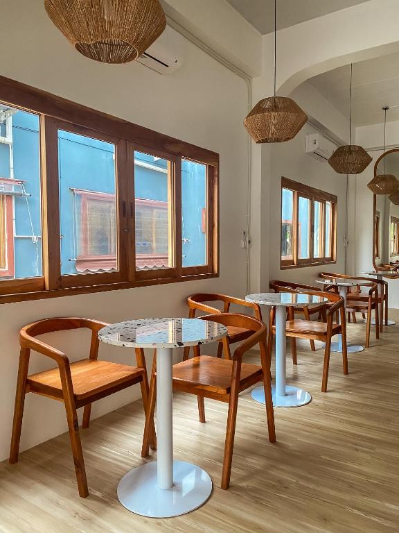 Restaurace v ubytování Little wild hostel khaosok