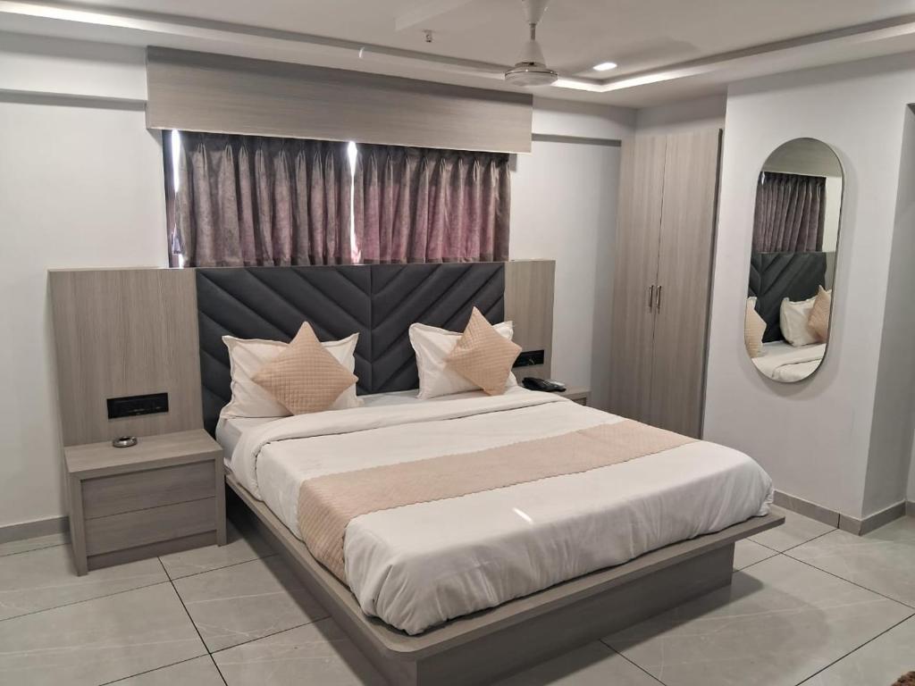 Postel nebo postele na pokoji v ubytování Hotel Shaligram Inn