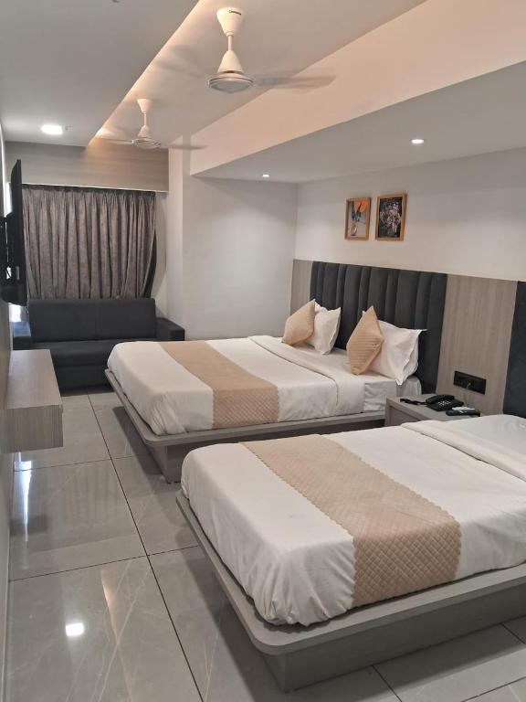 Postel nebo postele na pokoji v ubytování Hotel Shaligram Inn
