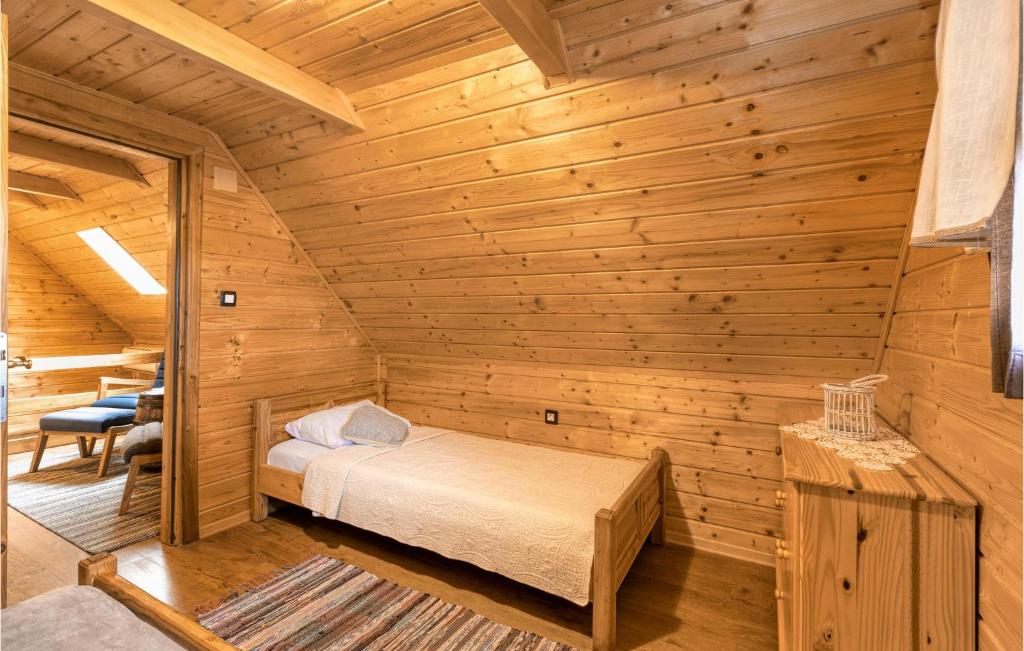 Łóżko lub łóżka w pokoju w obiekcie Gorgeous Home In Gospic With Sauna