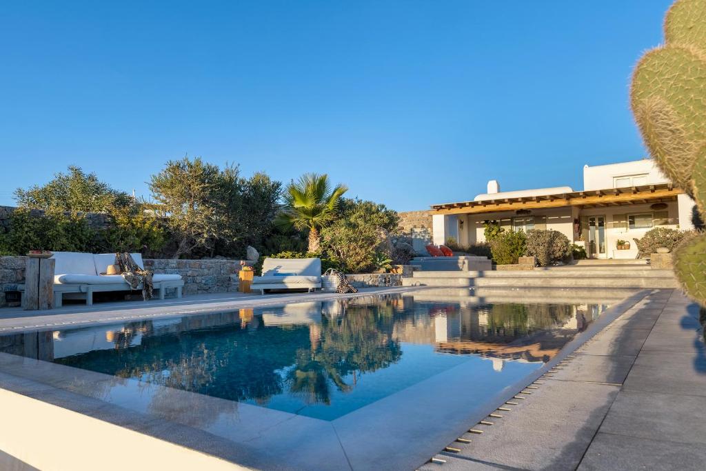 Bazén v ubytovaní Villa Mykonian Ode with Stunning Sunrise & Sunset Views alebo v jeho blízkosti