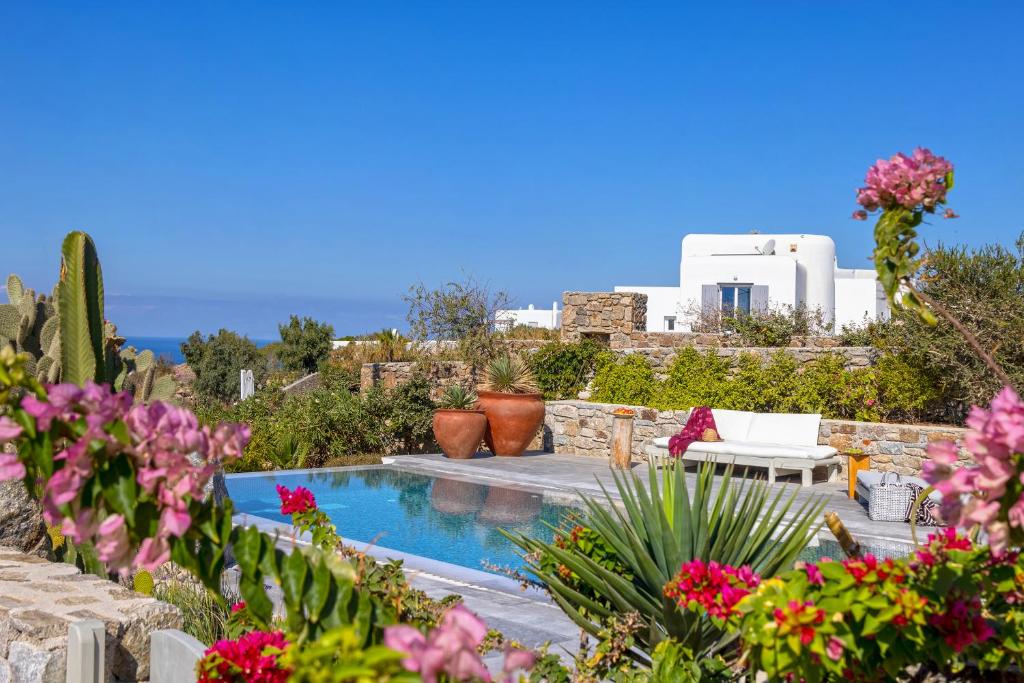 Bazén v ubytovaní Villa Mykonian Ode with Stunning Sunrise & Sunset Views alebo v jeho blízkosti