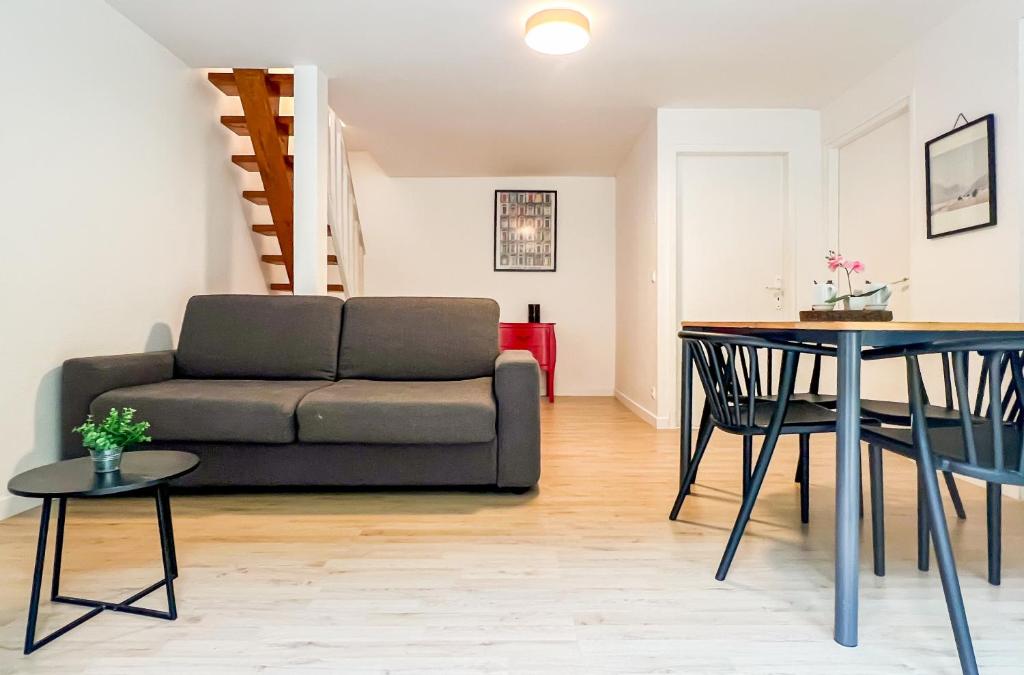 un salon avec un canapé et une table dans l'établissement Notting Hill duplex au calme 5 min du lac, à Annecy