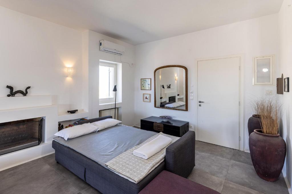 Posteľ alebo postele v izbe v ubytovaní Villa Mykonian Ode with Stunning Sunrise & Sunset Views