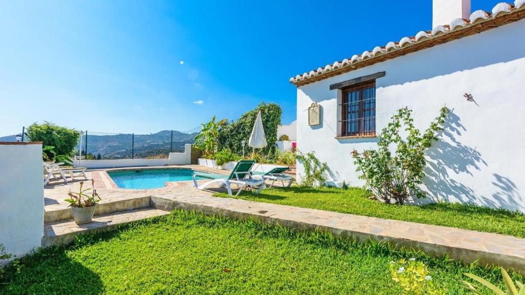 Bazén v ubytování Villa Montilla Frigiliana by Ruralidays nebo v jeho okolí