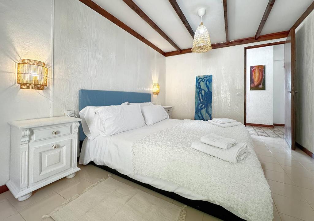 Łóżko lub łóżka w pokoju w obiekcie Solemar Sicilia - Seaside House Capo Zafferano