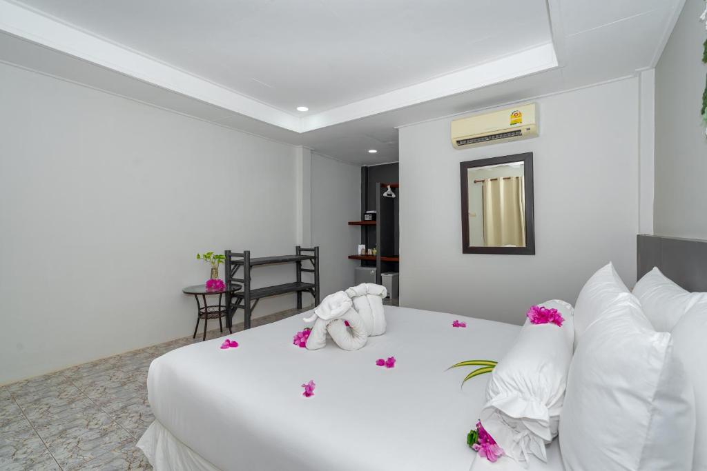 Lanta Beachfront Resort - 4