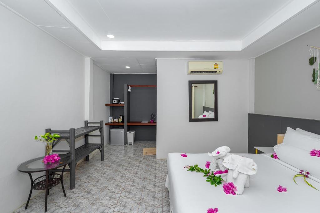 Lanta Beachfront Resort - 5