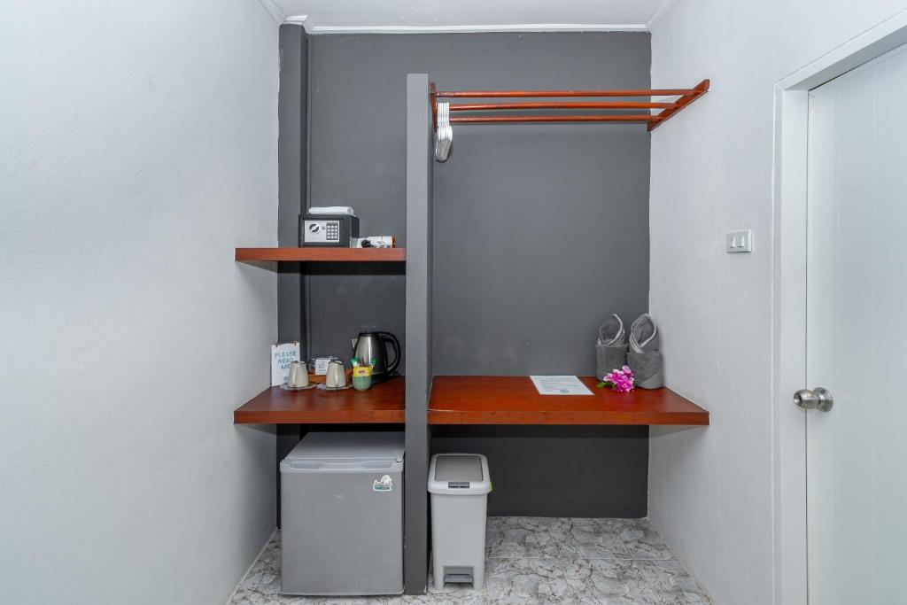 Lanta Beachfront Resort - 7