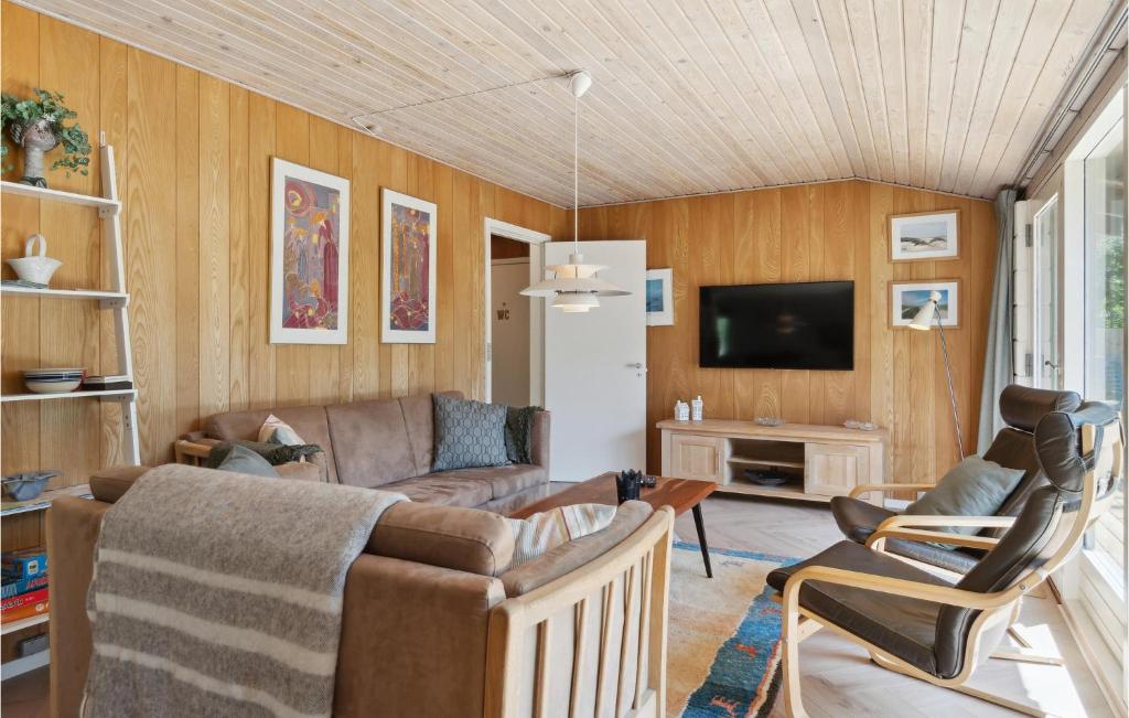 Posezení v ubytování Cozy Home In Ålbæk With Wifi