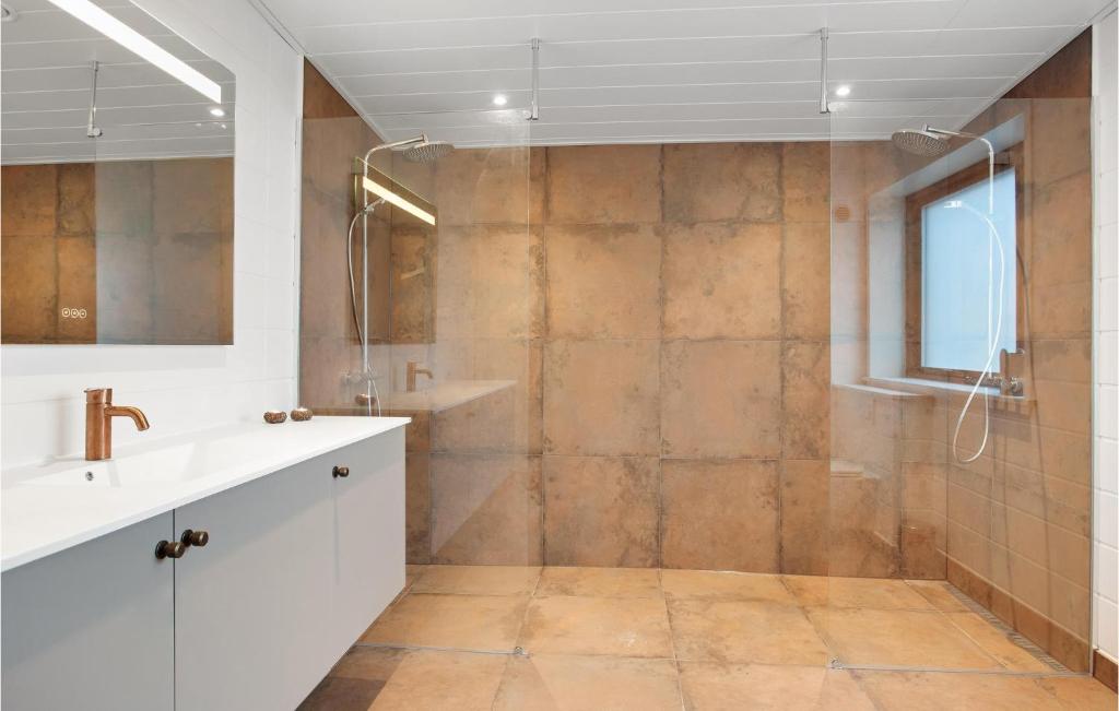 Ένα μπάνιο στο 4 Bedroom Awesome Home In Bindslev