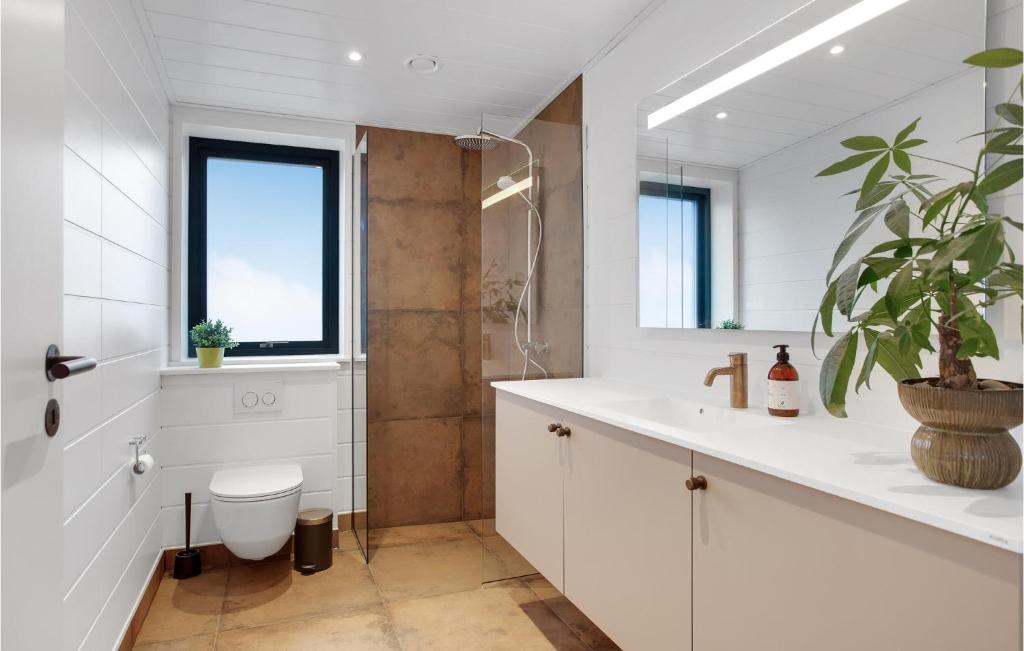 Ένα μπάνιο στο 4 Bedroom Awesome Home In Bindslev