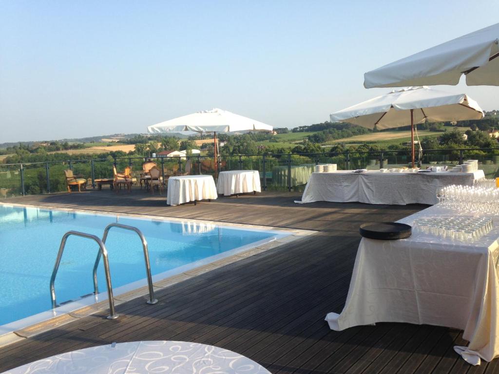 Bazén v ubytování Grand Hotel Forlì nebo v jeho okolí
