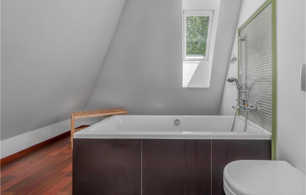 Kúpeľňa v ubytovaní 2 Bedroom Gorgeous Home In Frkasic