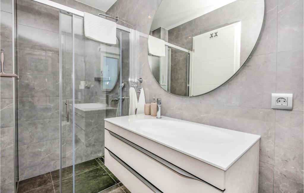 Koupelna v ubytování Cozy Home In Makarska With Jacuzzi