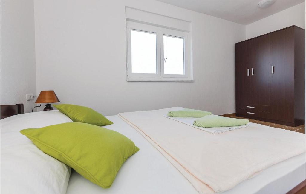 Posteľ alebo postele v izbe v ubytovaní Two-Bedroom Apartment Saldun With Sea View 08