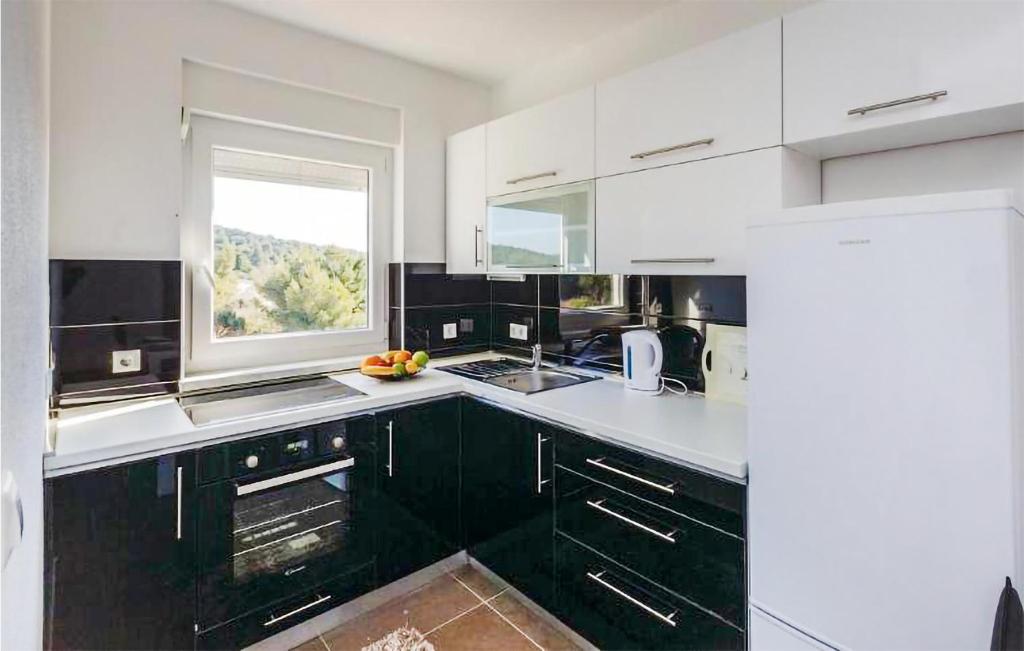 Kuchyňa alebo kuchynka v ubytovaní Two-Bedroom Apartment Saldun With Sea View 08