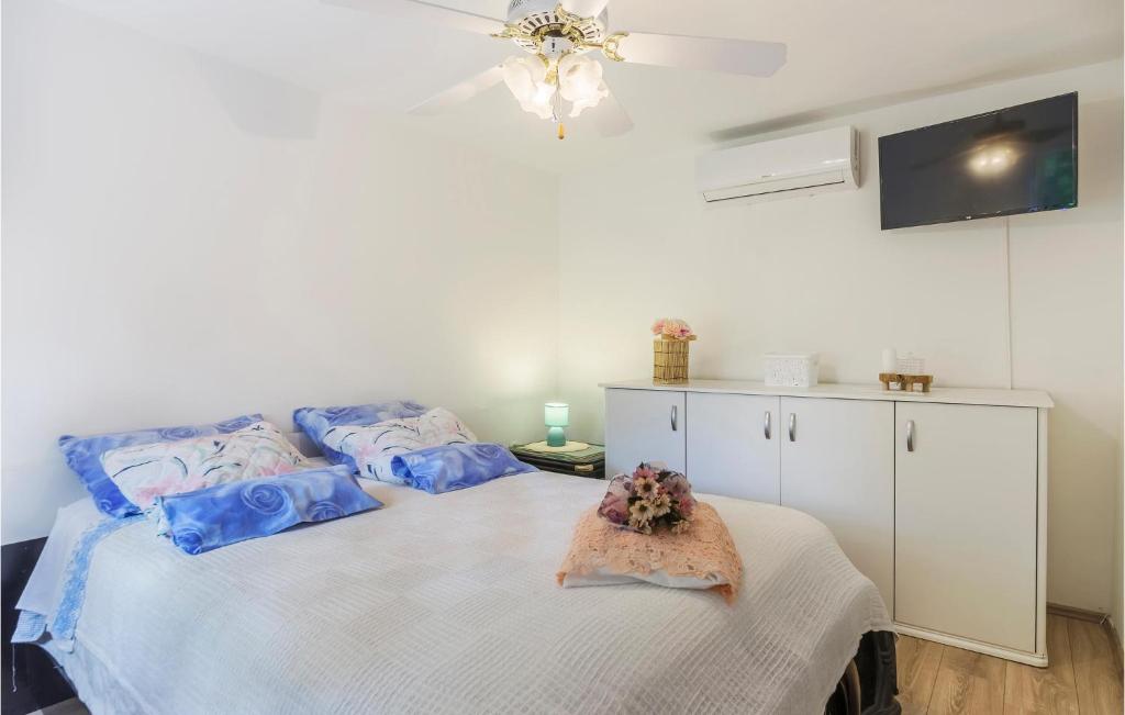 Posteľ alebo postele v izbe v ubytovaní 2 Bedroom Cozy Home In Kostrcani