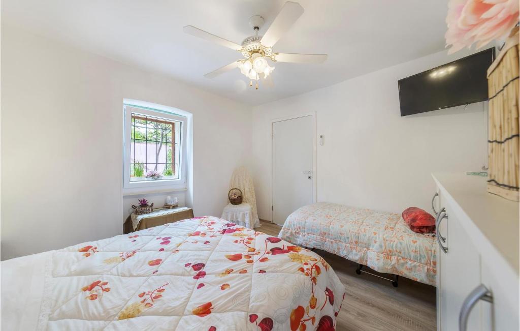 Posteľ alebo postele v izbe v ubytovaní 2 Bedroom Cozy Home In Kostrcani