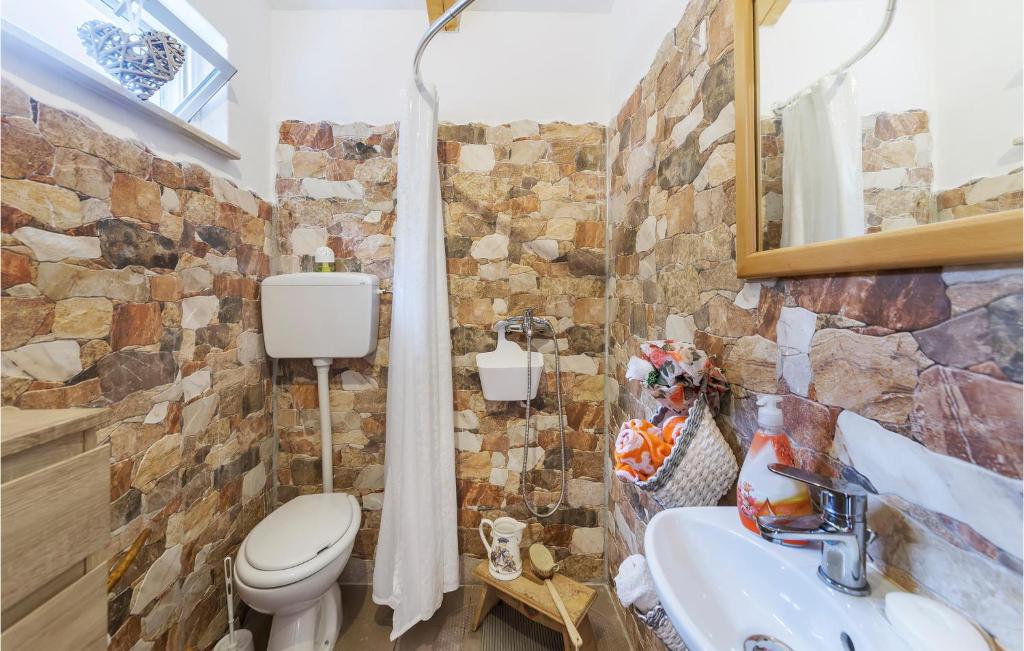 Kúpeľňa v ubytovaní 2 Bedroom Cozy Home In Kostrcani