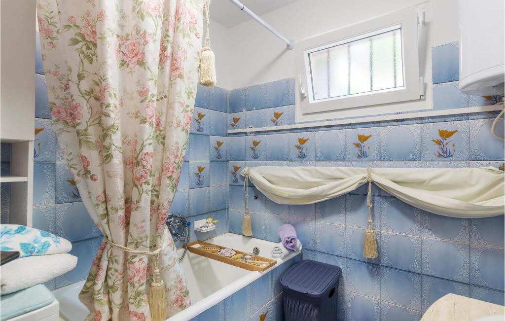 Kúpeľňa v ubytovaní 2 Bedroom Cozy Home In Kostrcani