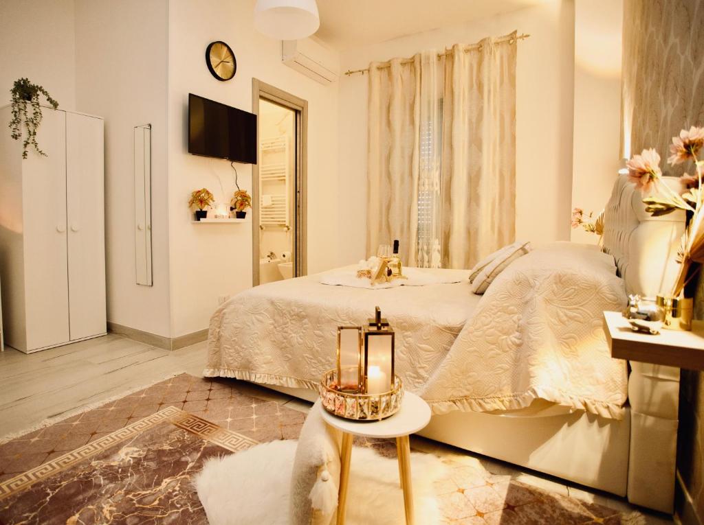 菲乌米奇诺Casa di Alisia的一间带床和桌子的白色卧室