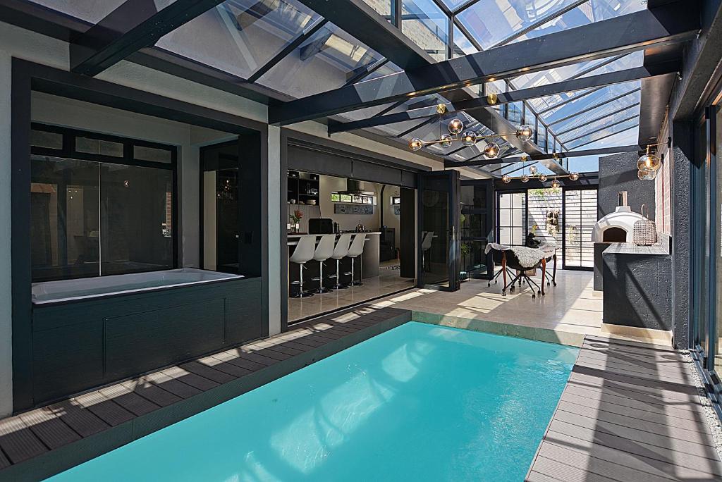 Crown Comfort - Affordable luxury - Private Heated Pool & Hot Tub Under Roof - Housity