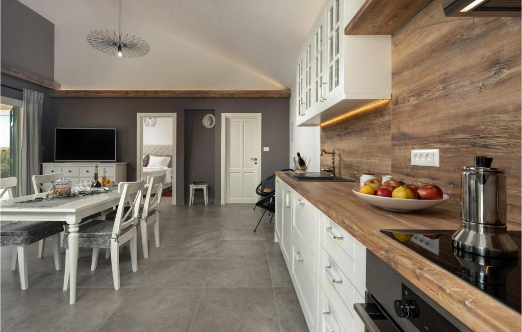 Kuchyňa alebo kuchynka v ubytovaní Villa Oliveto Smilcic