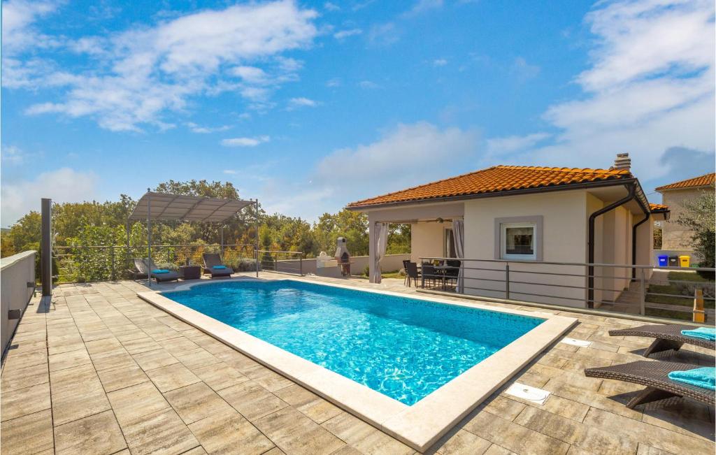 - une piscine dans une arrière-cour avec une maison dans l'établissement 3 Bedroom Nice Home In Kapovci, à Brusići