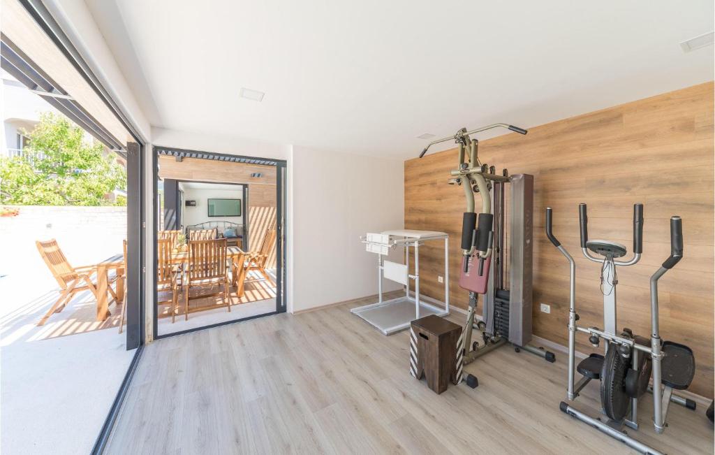 Posilňovňa alebo fitness centrum v ubytovaní Cozy Apartment In Kastel Stari