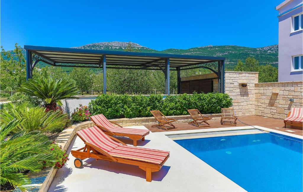 Bazén v ubytovaní Cozy Apartment In Kastel Stari alebo v jeho blízkosti