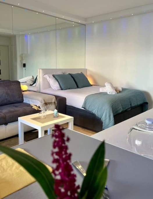 un salon avec un lit et un canapé dans l'établissement Studio premium St Louis - emplacement idéal, à Cannes