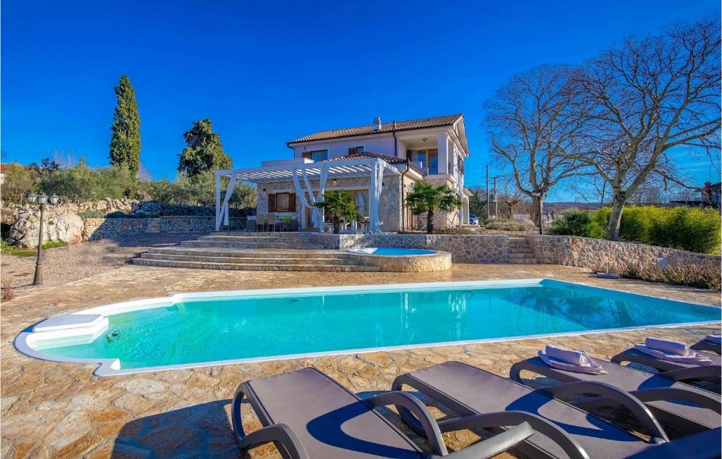 Piscina de la sau aproape de Villa Laria