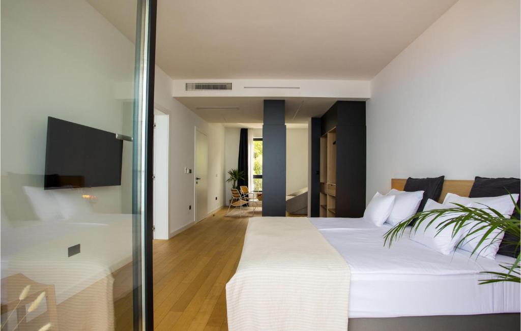 Posteľ alebo postele v izbe v ubytovaní 3 Bedroom Amazing Home In Brela