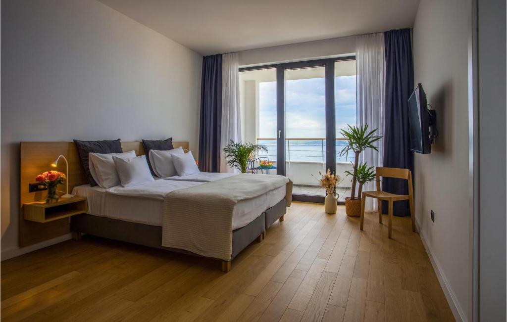 Posteľ alebo postele v izbe v ubytovaní 3 Bedroom Amazing Home In Brela