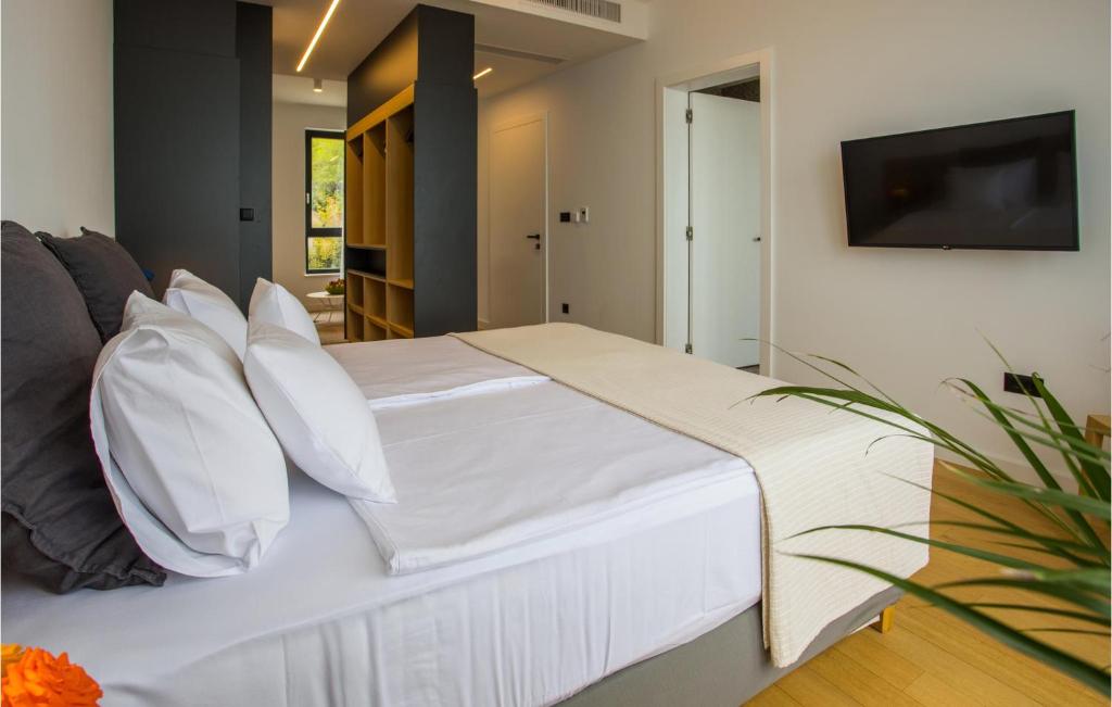 Posteľ alebo postele v izbe v ubytovaní 3 Bedroom Amazing Home In Brela