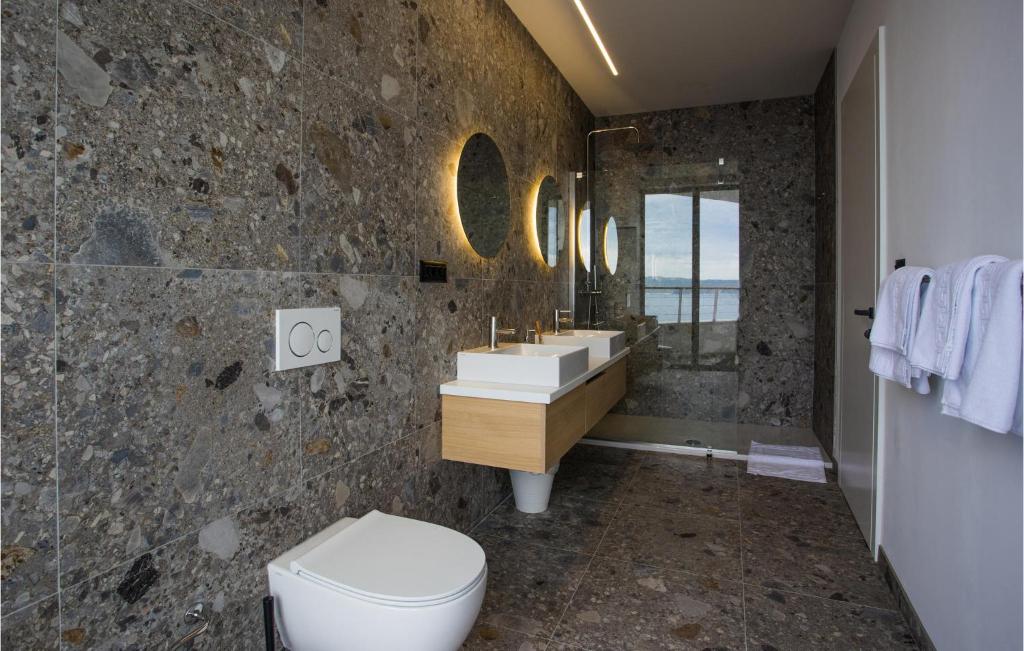 Kúpeľňa v ubytovaní 3 Bedroom Amazing Home In Brela