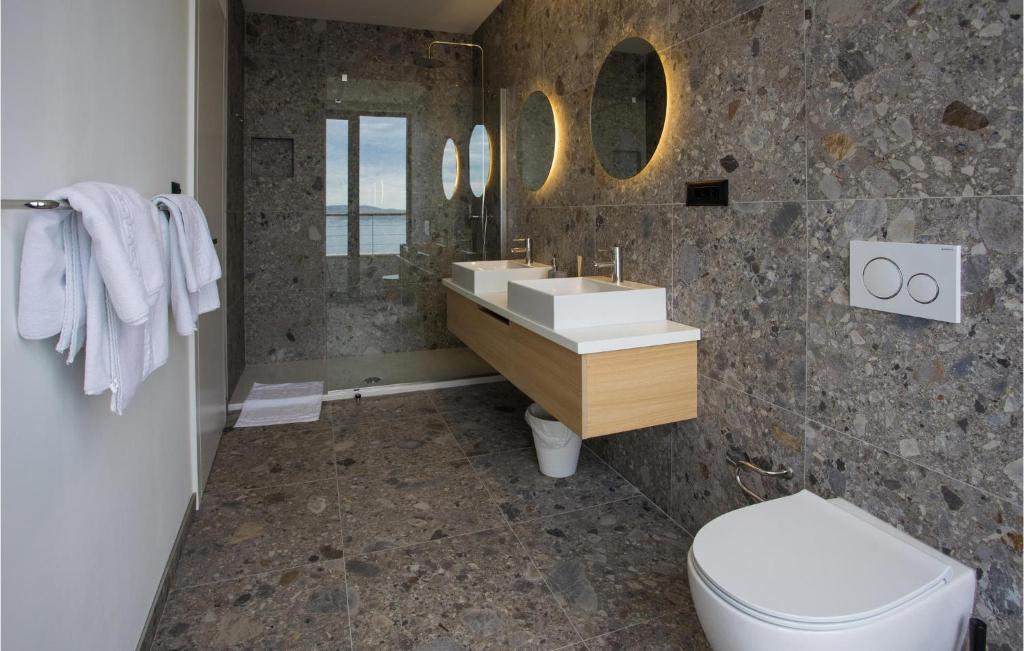 Kúpeľňa v ubytovaní 3 Bedroom Amazing Home In Brela