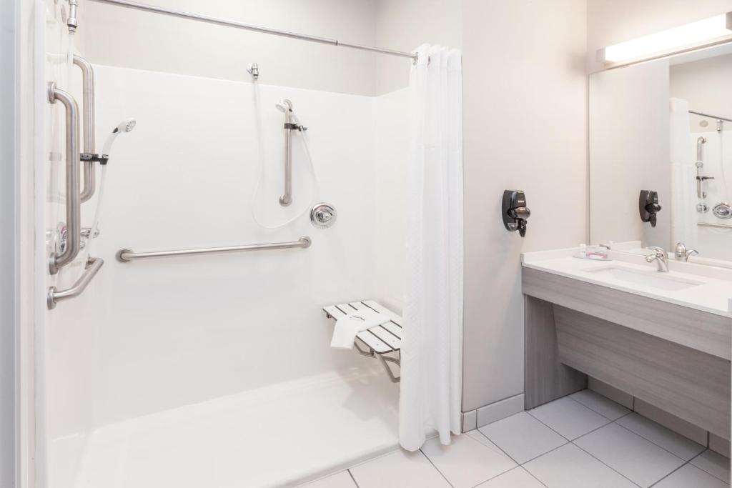 Microtel Inn & Suites by Wyndham West Fargo Near Medical Center - Queen Room - Disability Access/Non-Smoking