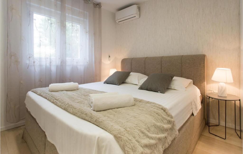 Posteľ alebo postele v izbe v ubytovaní Gorgeous Apartment In Jesenice