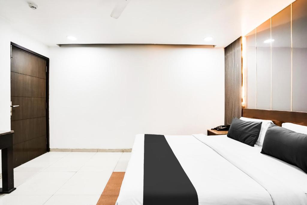 Postel nebo postele na pokoji v ubytování Hotel O Grand Peepal