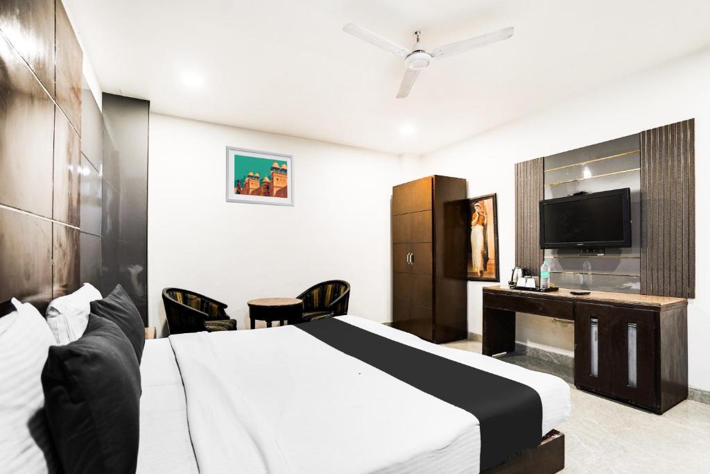 TV a/nebo společenská místnost v ubytování Hotel O Grand Peepal