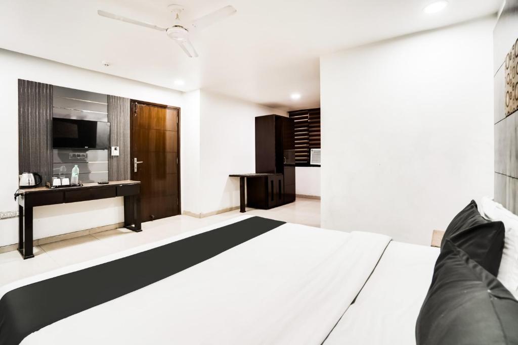 Postel nebo postele na pokoji v ubytování Hotel O Grand Peepal