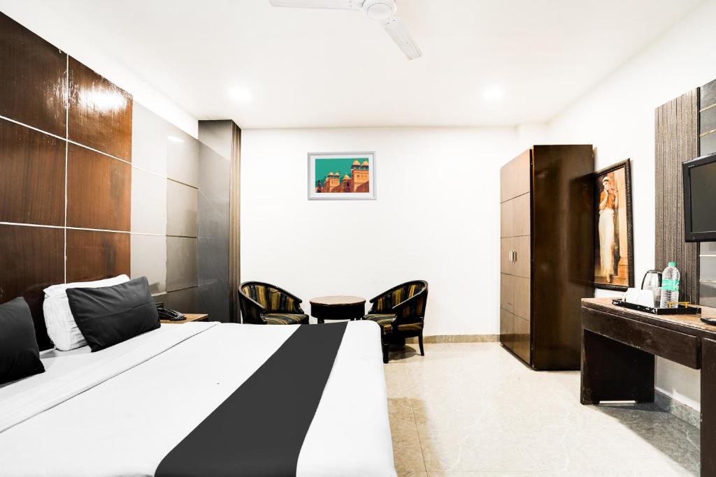 Postel nebo postele na pokoji v ubytování Hotel O Grand Peepal