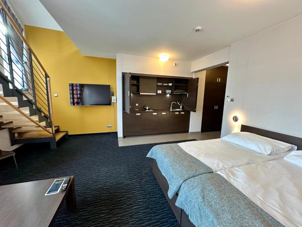 
2 Bedroom Suite Plus- 4 Single Beds
