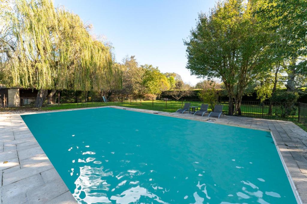 una piscina in un cortile alberato di Le Patio a Velleron