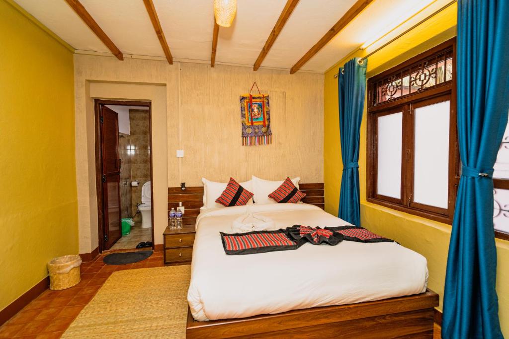 Postel nebo postele na pokoji v ubytování Thamel Heritage Hostel