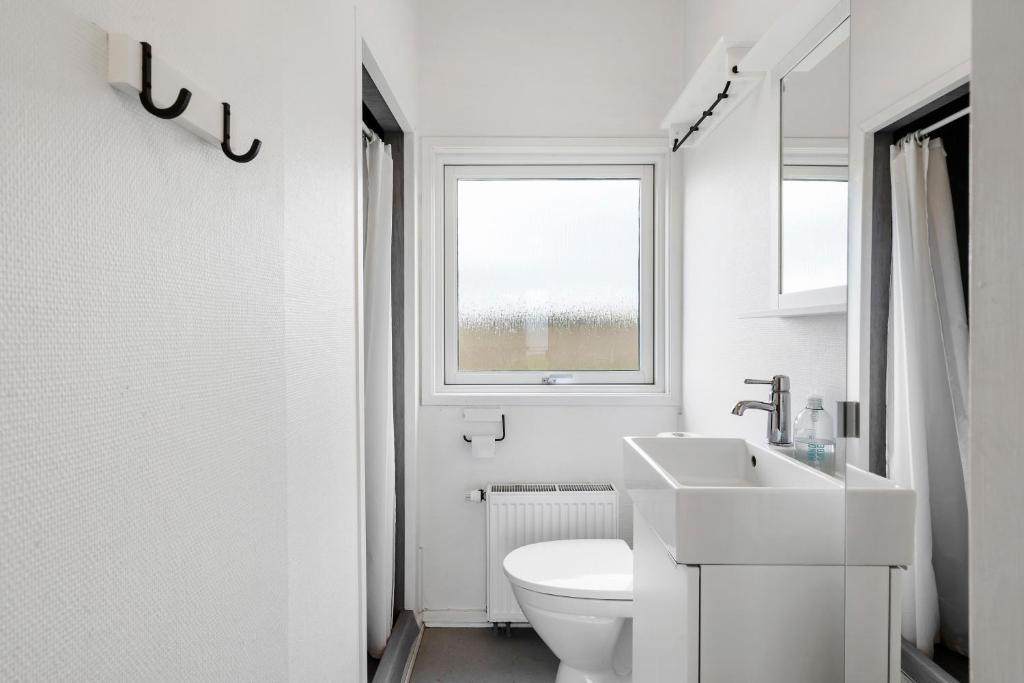 Koupelna v ubytování Charming 2-Bedroom 12H Ocean Retreat Summerhouse
