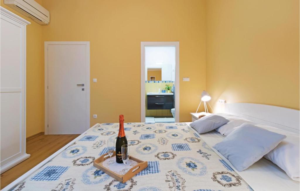 Łóżko lub łóżka w pokoju w obiekcie Two-Bedroom Holiday Home In Barbariga