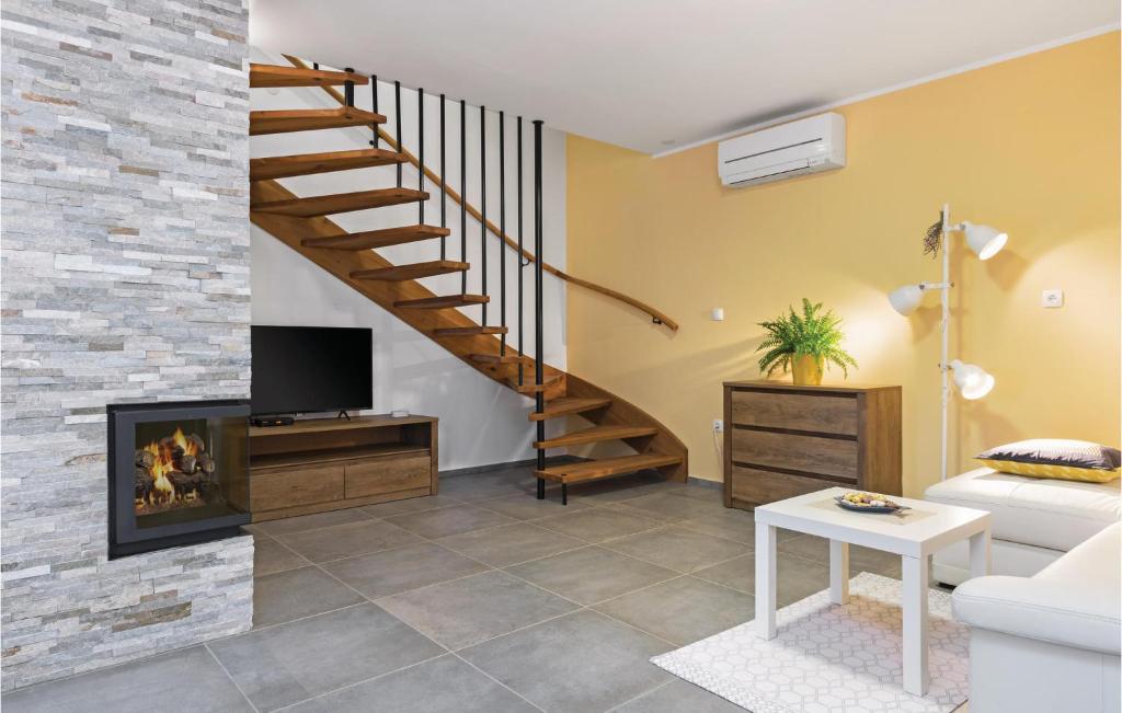 Telewizja i/lub zestaw kina domowego w obiekcie Two-Bedroom Holiday Home In Barbariga